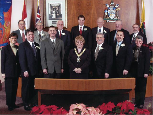 The 2004 City Council standing and sitting for an official portrait with the mayor at the centre